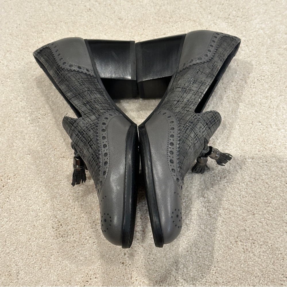 Stuart Weitzman Black & Gray Heels Brogue Loafers Tassel Accent Narrow Fit sz 8 - Picture 5 of 14